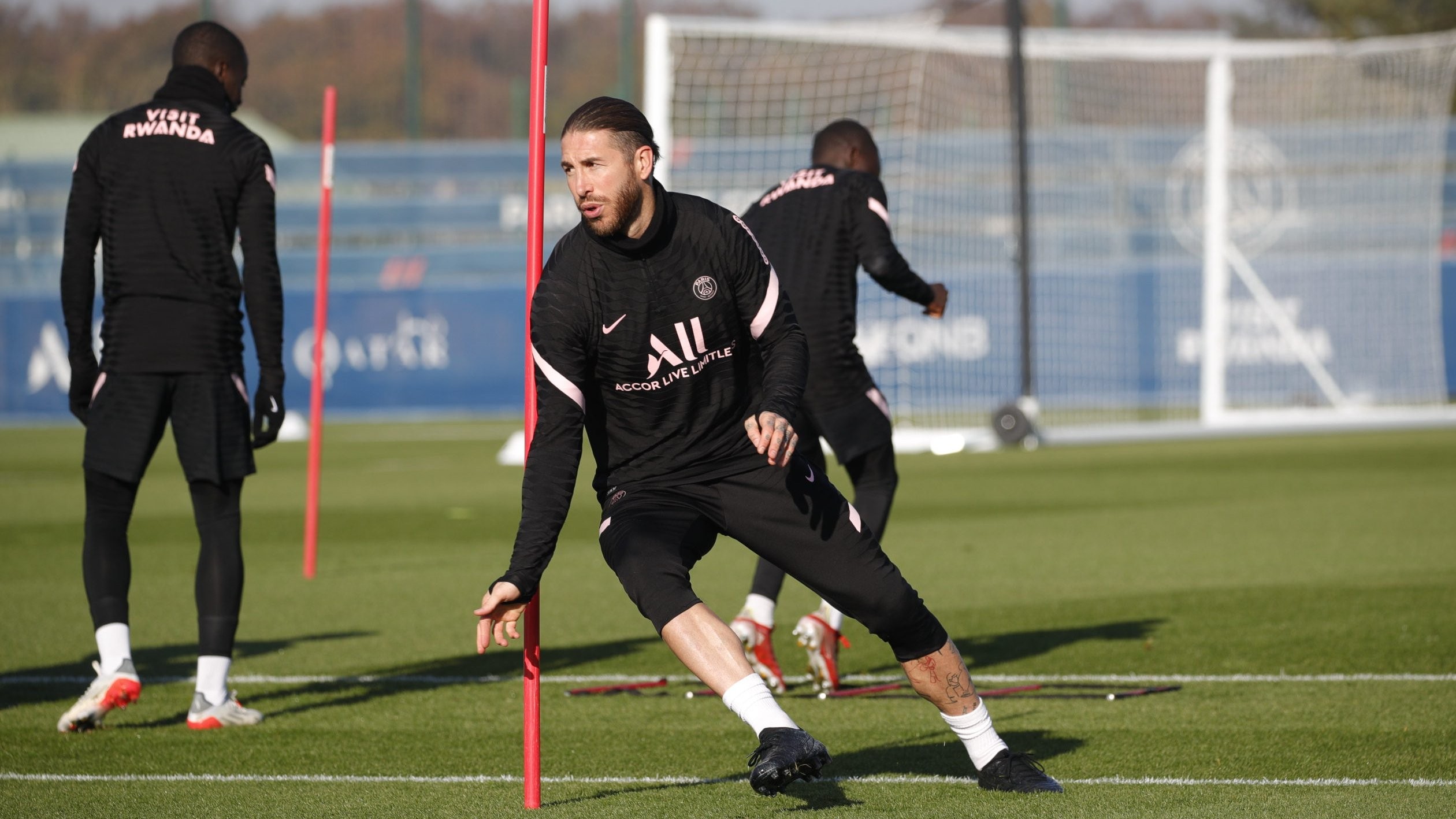 巴黎官方晒训练照拉莫斯继续参加球队合练