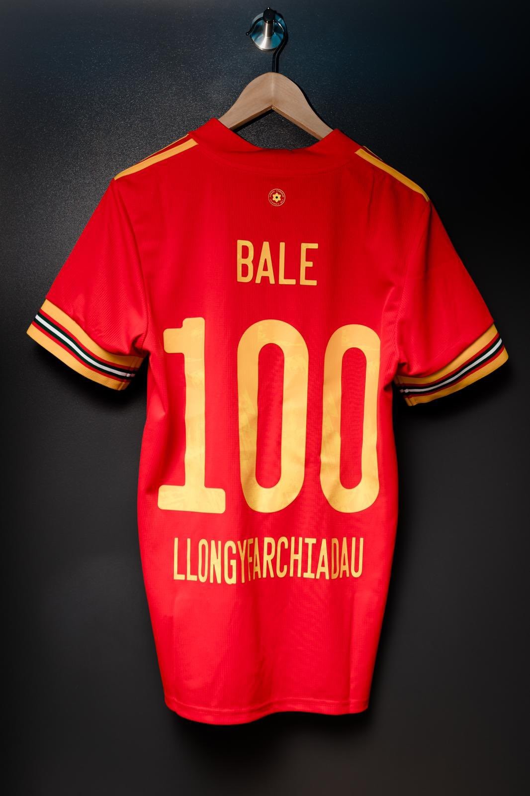 达成威尔士队百场里程碑贝尔获赠纪念球衣