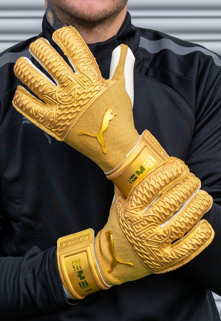 即将迎来对决彪马为埃德森和皮克福德定制金手套