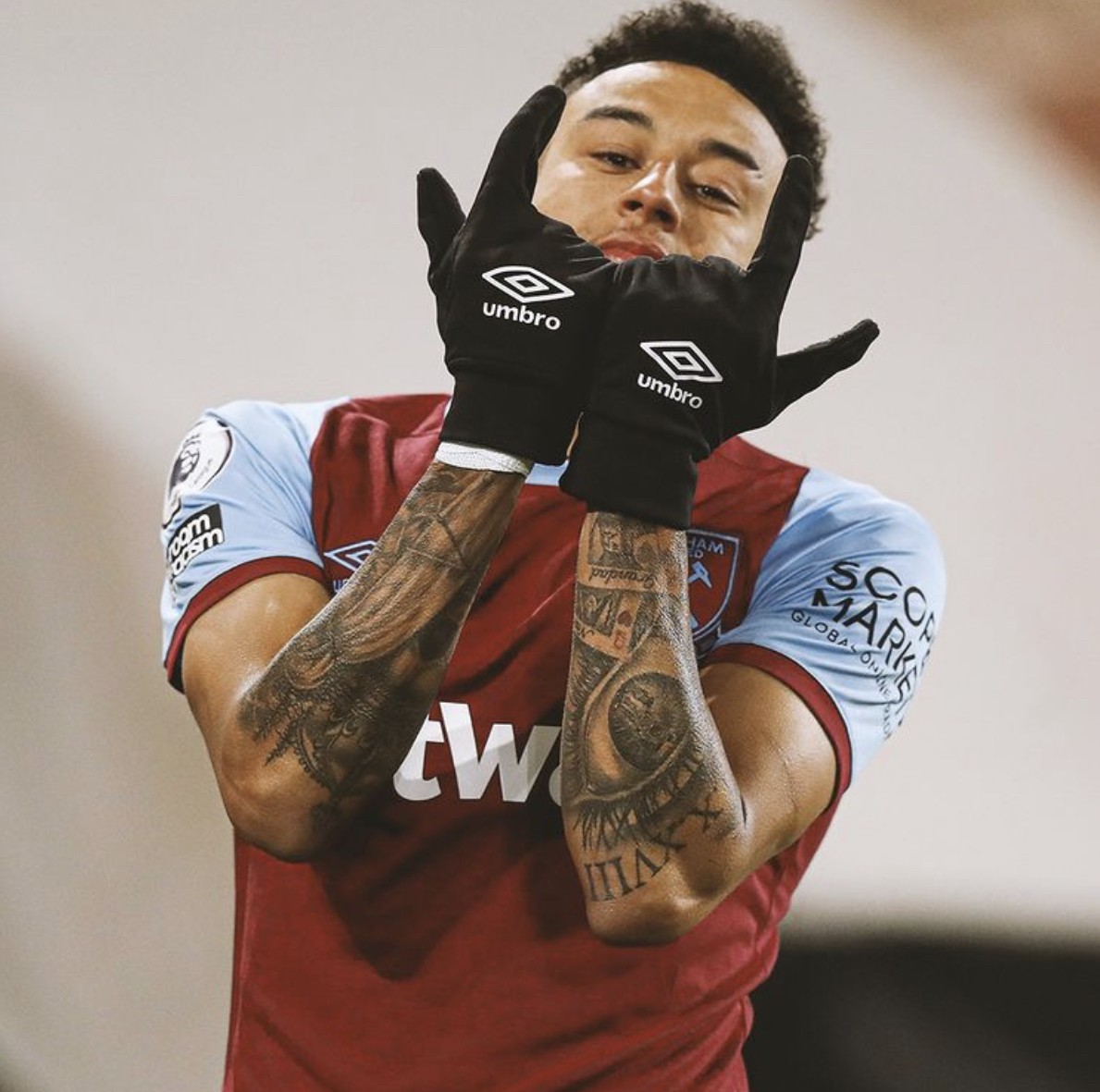 西汉姆官方晒林加德经典庆祝照后者转发到个人社媒