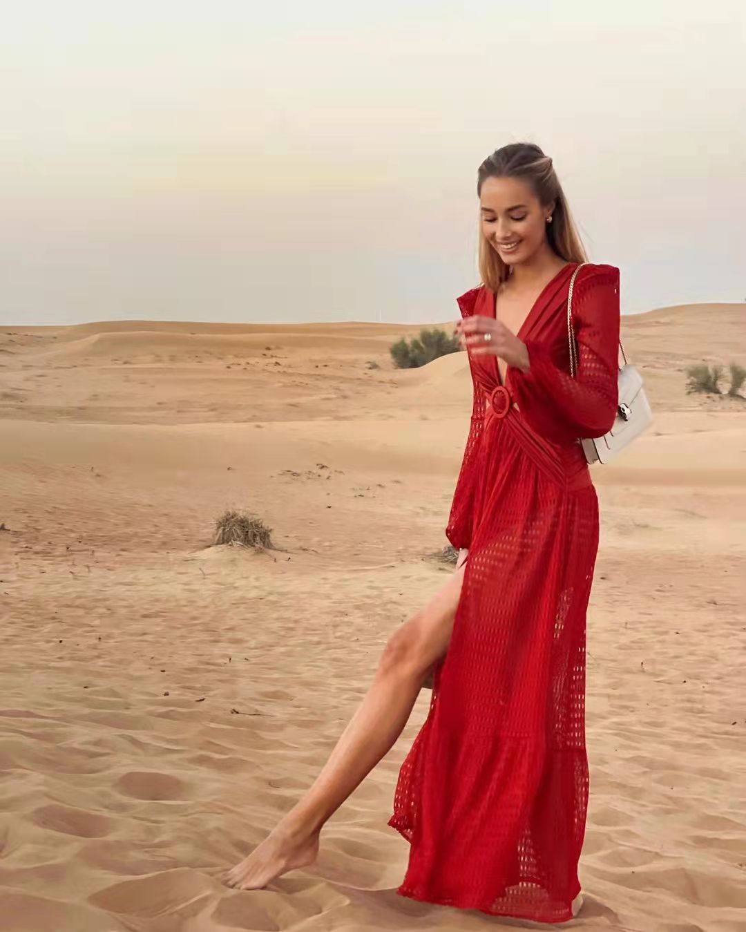 瓦尔加沙漠之花造型红裙高叉长腿迷人