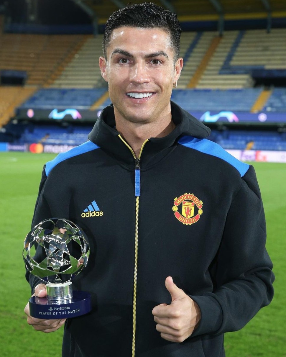 c罗晒欧冠单场mvp奖杯大家早上好