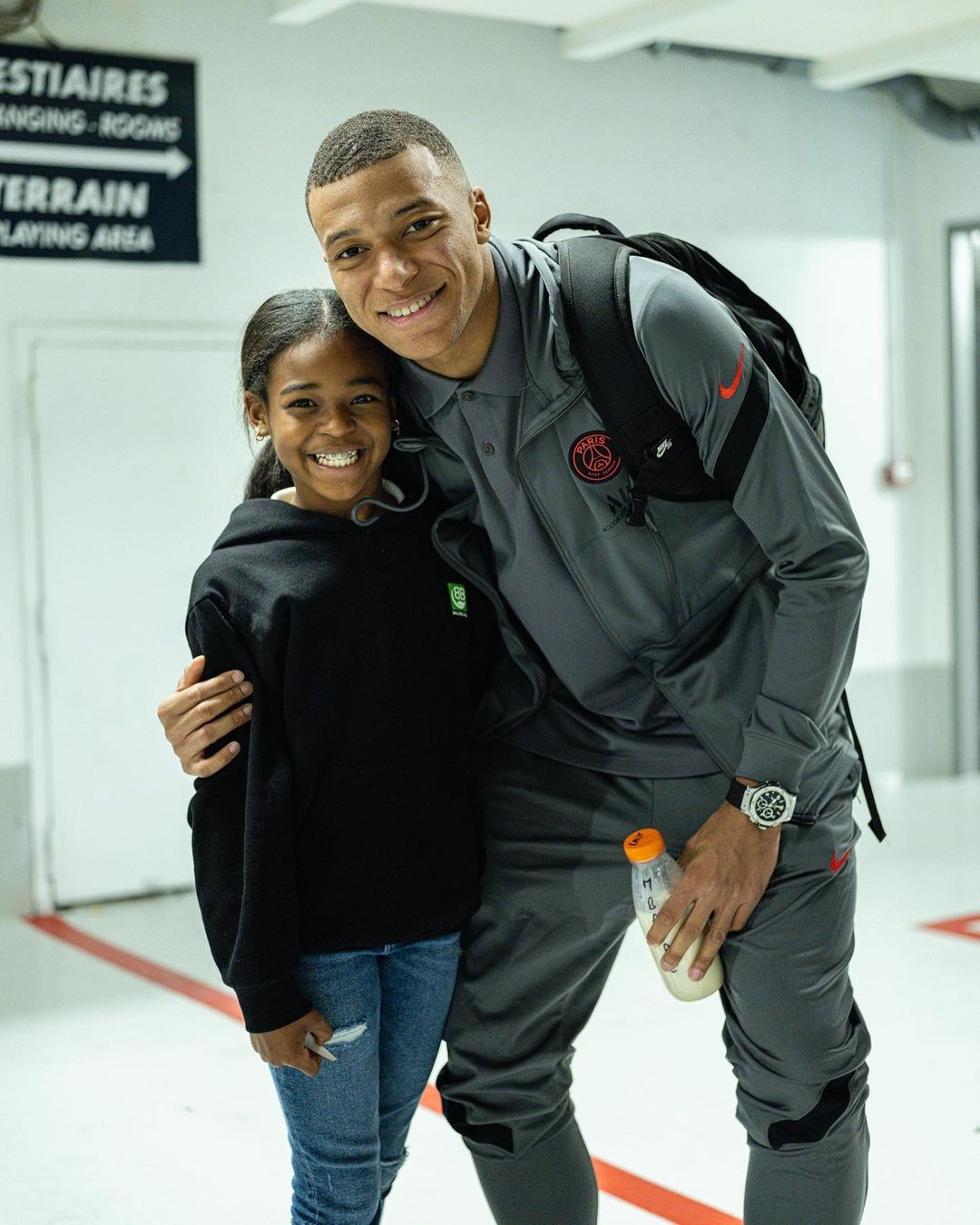 追星成功威纳尔杜姆晒女儿与队友姆巴佩金彭贝合影