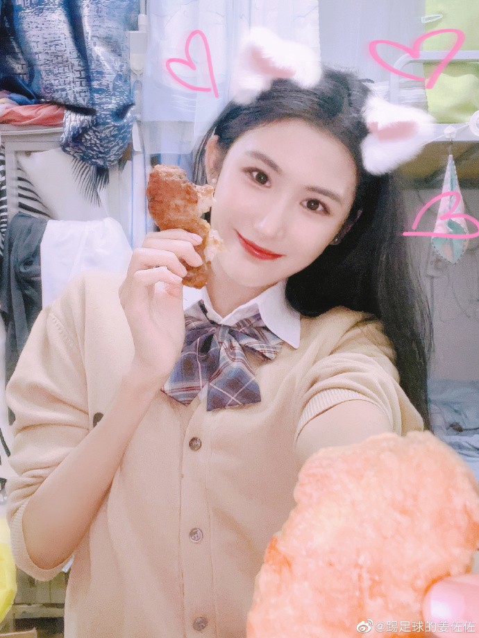 女足佳人姜明佐拍摄毕业照清纯学院风可爱乖巧