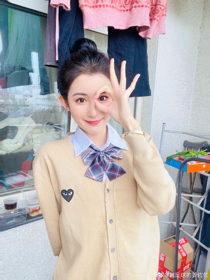 女足佳人姜明佐拍摄毕业照清纯学院风可爱乖巧