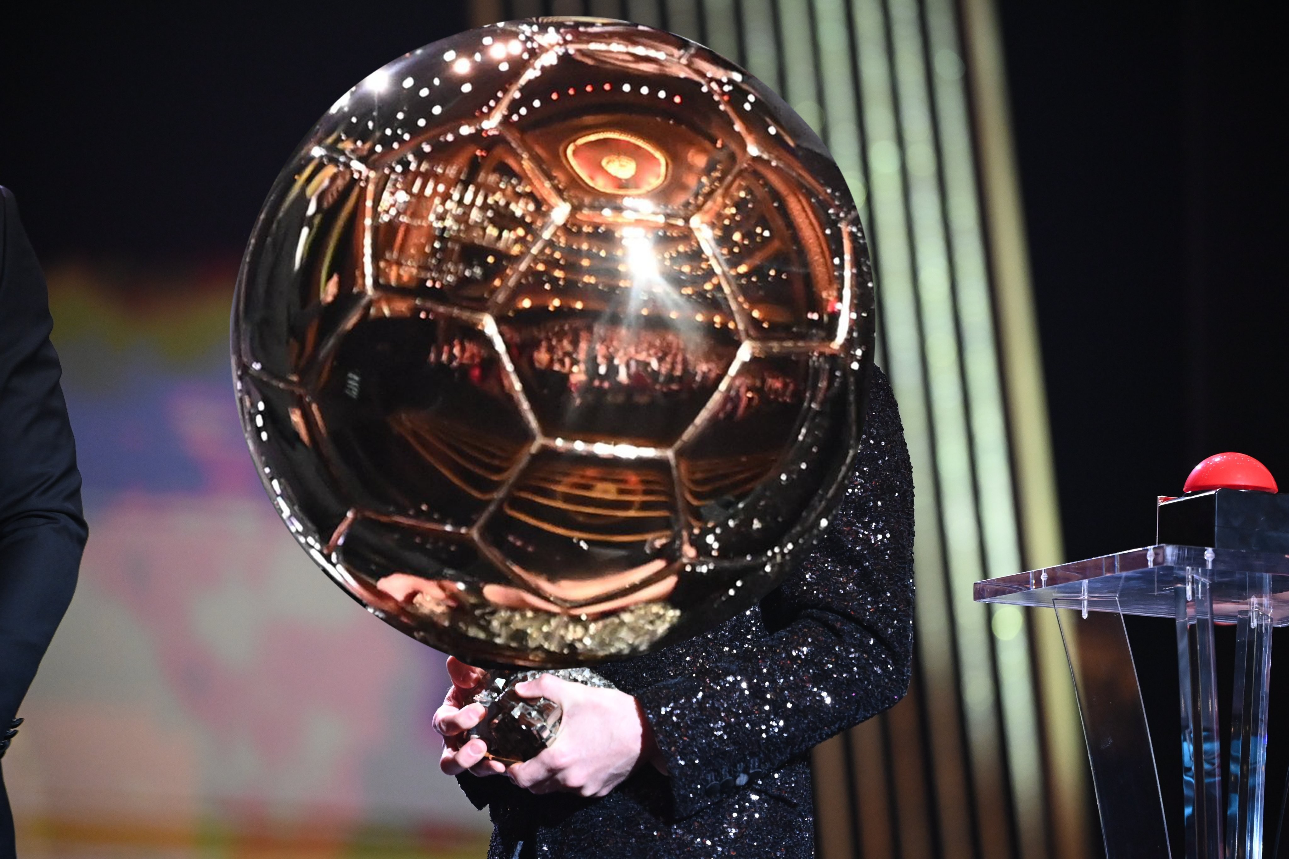 360体育-法甲官方整活!每转发20次就把梅西的金球奖p得更大一点