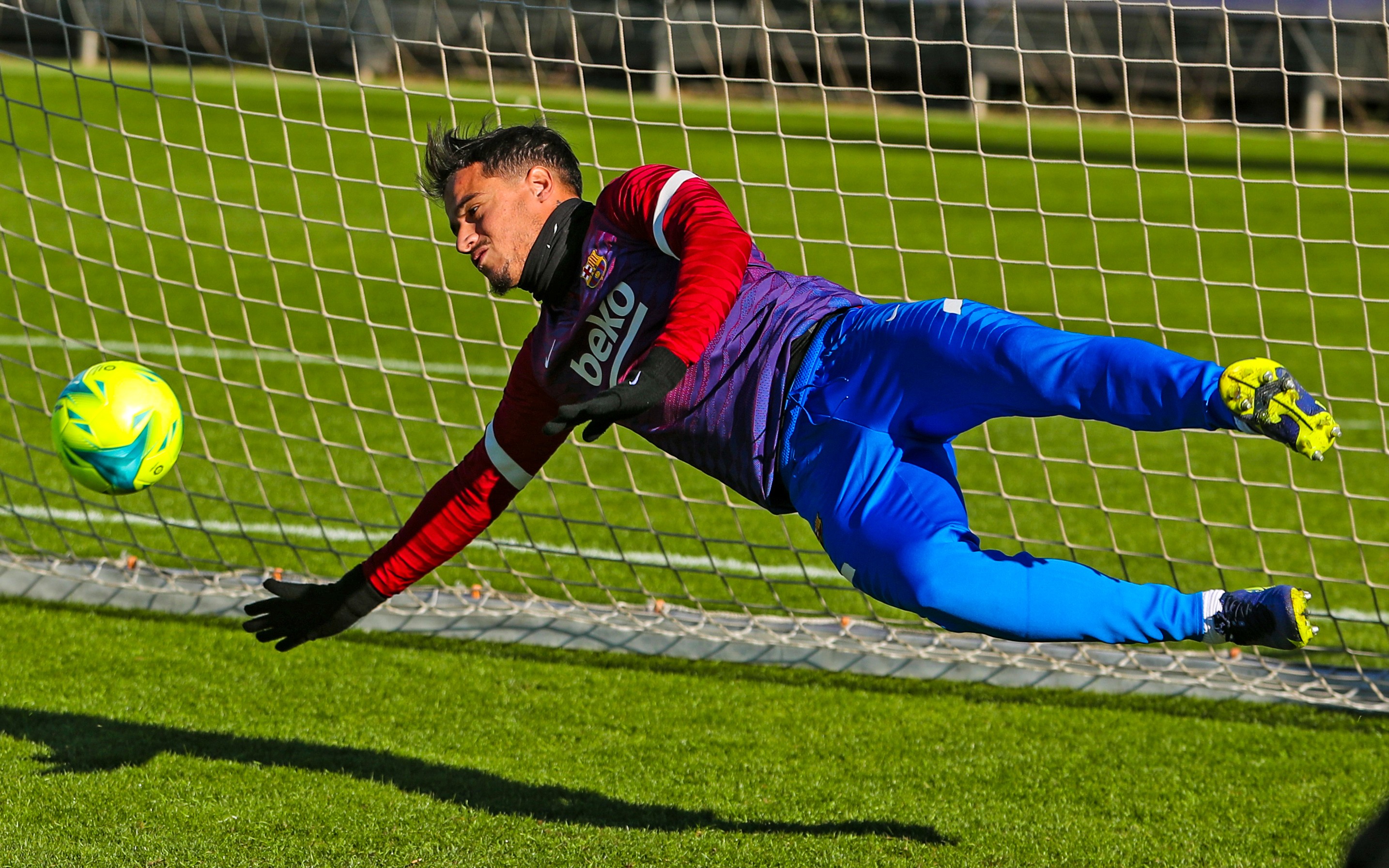 标准侧扑姿势巴萨官方晒库蒂尼奥训练中守门照片