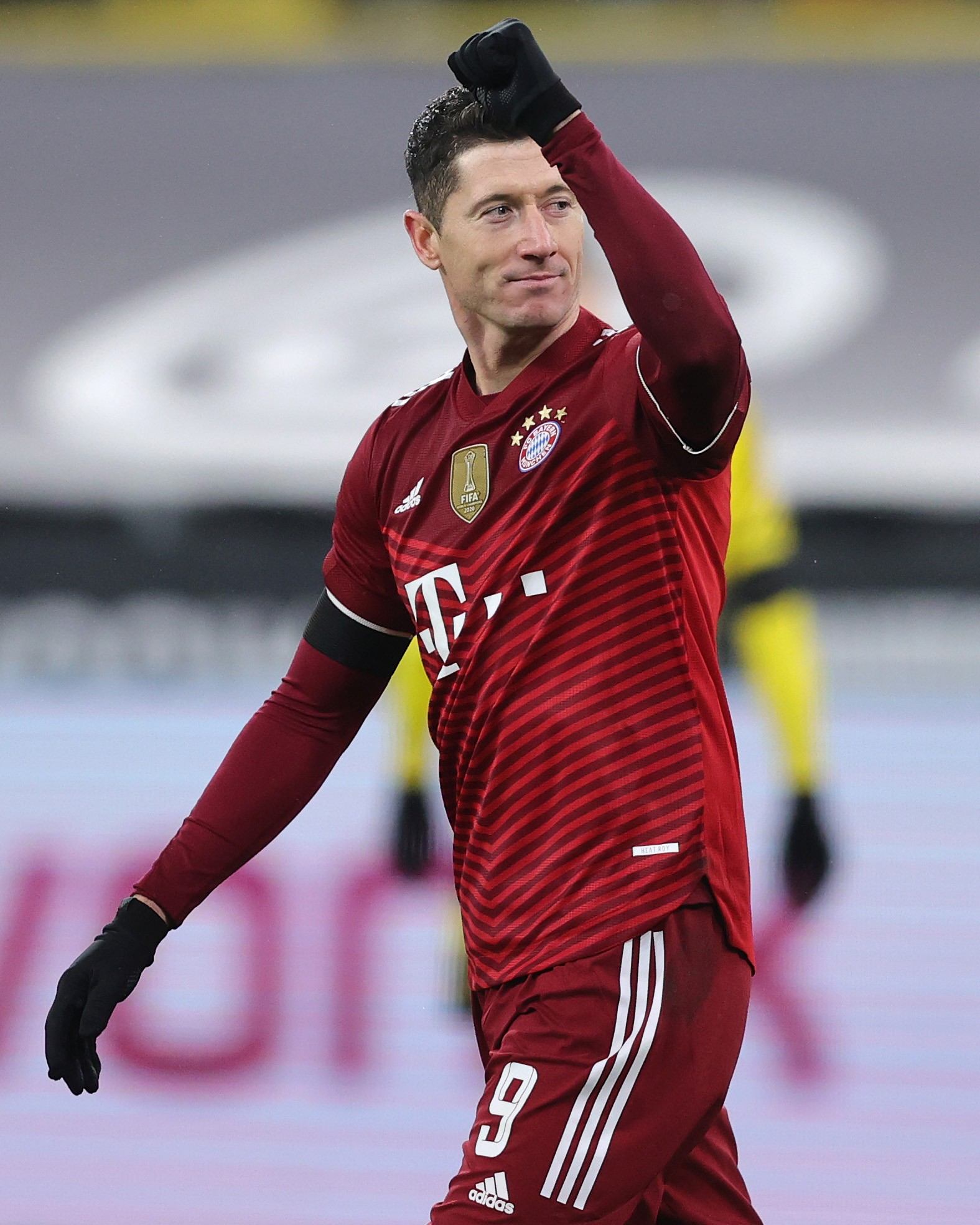 破防了记者莱万梅开二度后多特球迷高唱梅西的名字