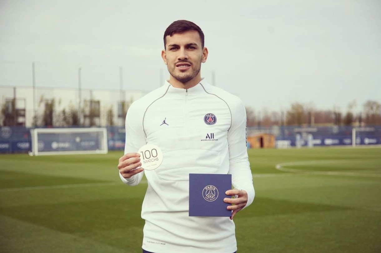 特殊礼物帕雷德斯晒巴黎生涯出战百场纪念牌