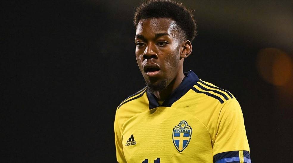 埃兰加续长约曼联足球总监每个人都期待看到他的不断成长