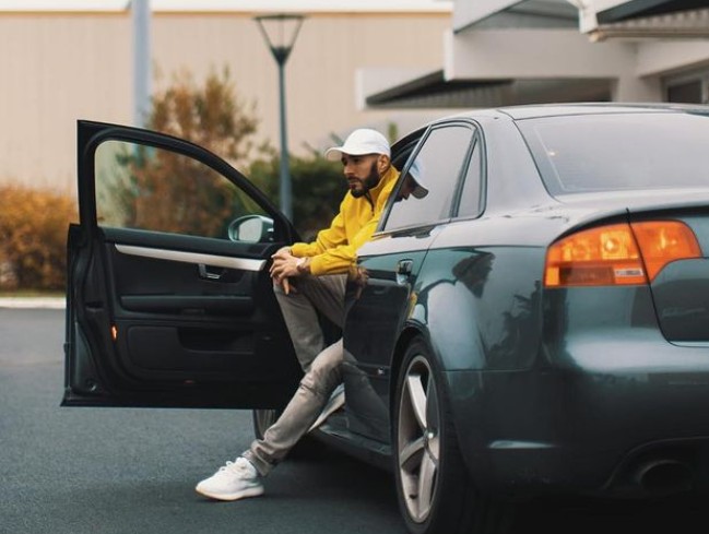 本泽马晒豪车:2辆布加迪,1辆法拉利,2辆奔驰和2辆奥迪