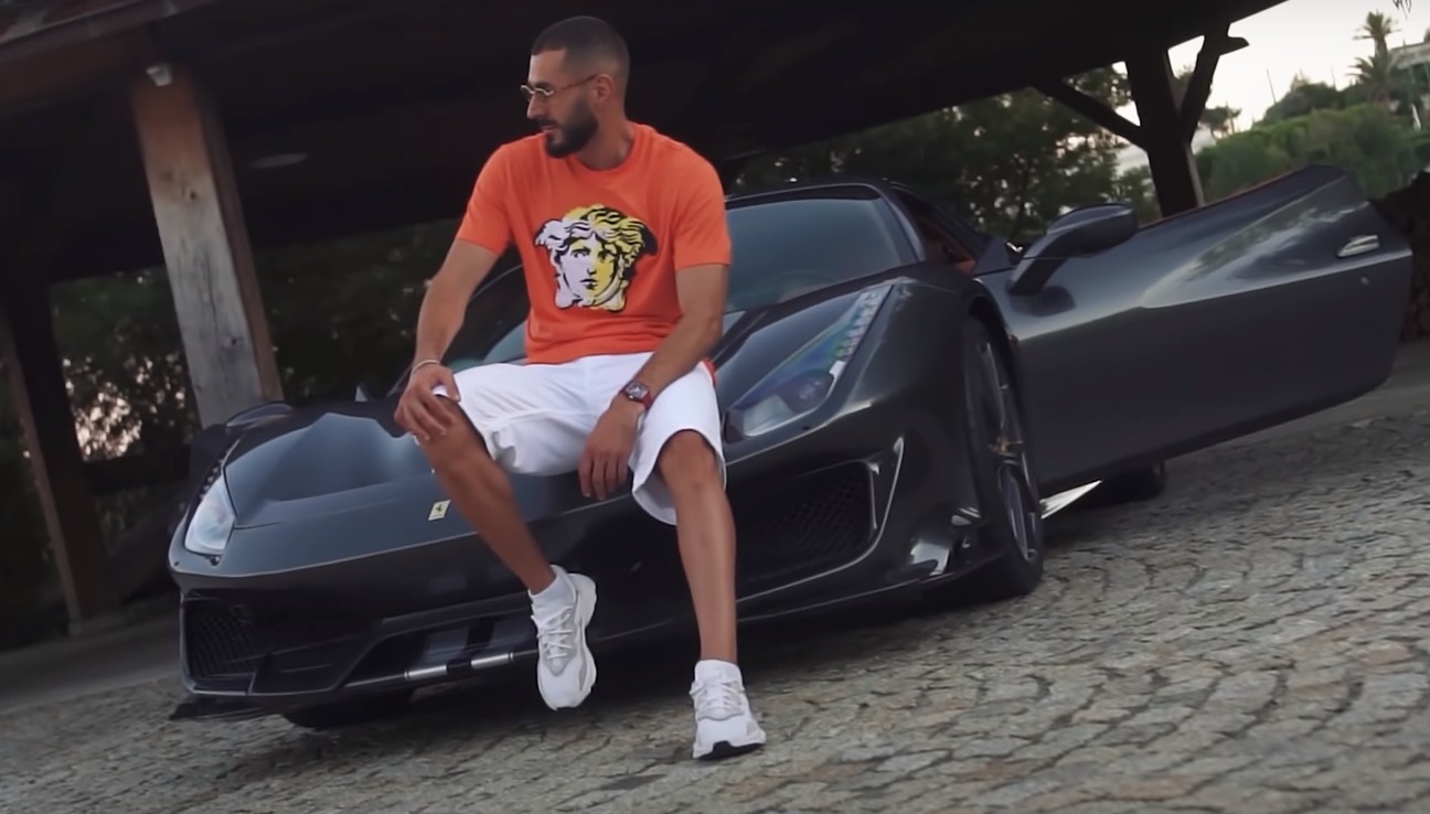 本泽马晒豪车2辆布加迪1辆法拉利2辆奔驰和2辆奥迪