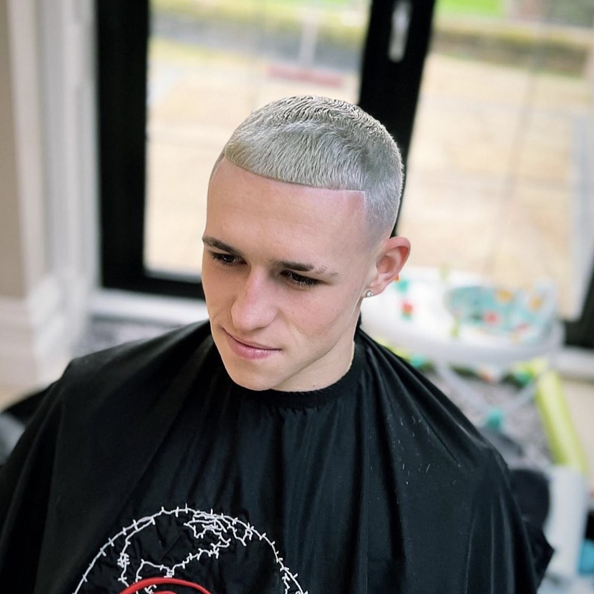 梦回欧洲杯福登再次把头发染成了银白色