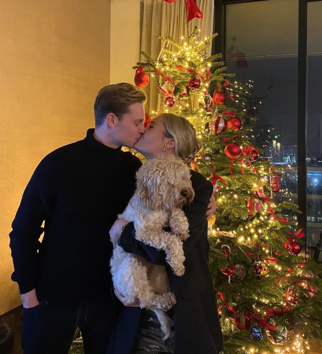 结束圣诞假期准备回归训练弗朗基德容晒亲吻女友照片