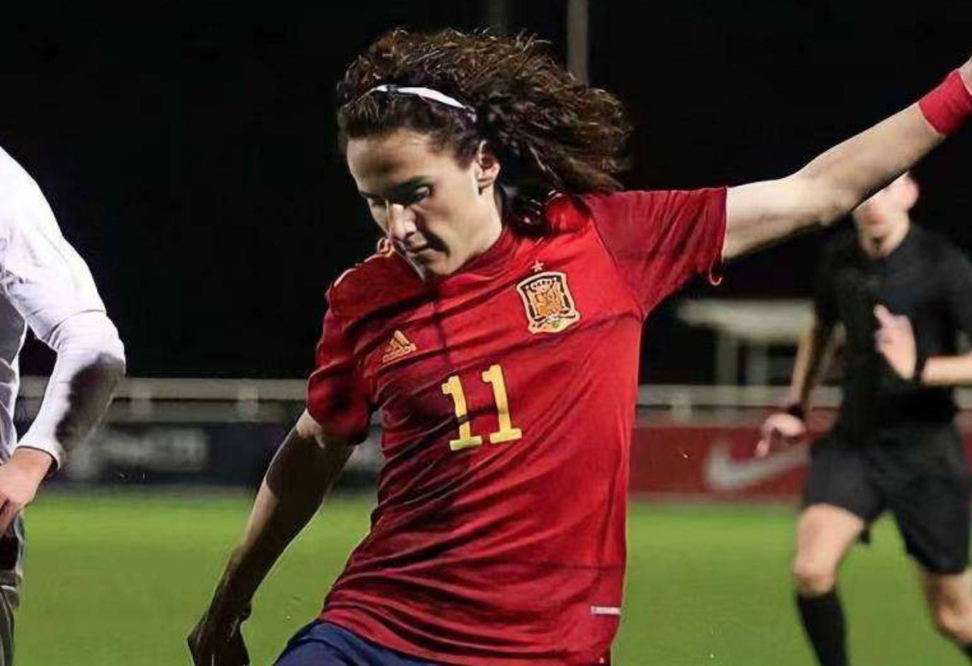 每体巴萨签下法兰克福17岁边锋法比奥布兰科