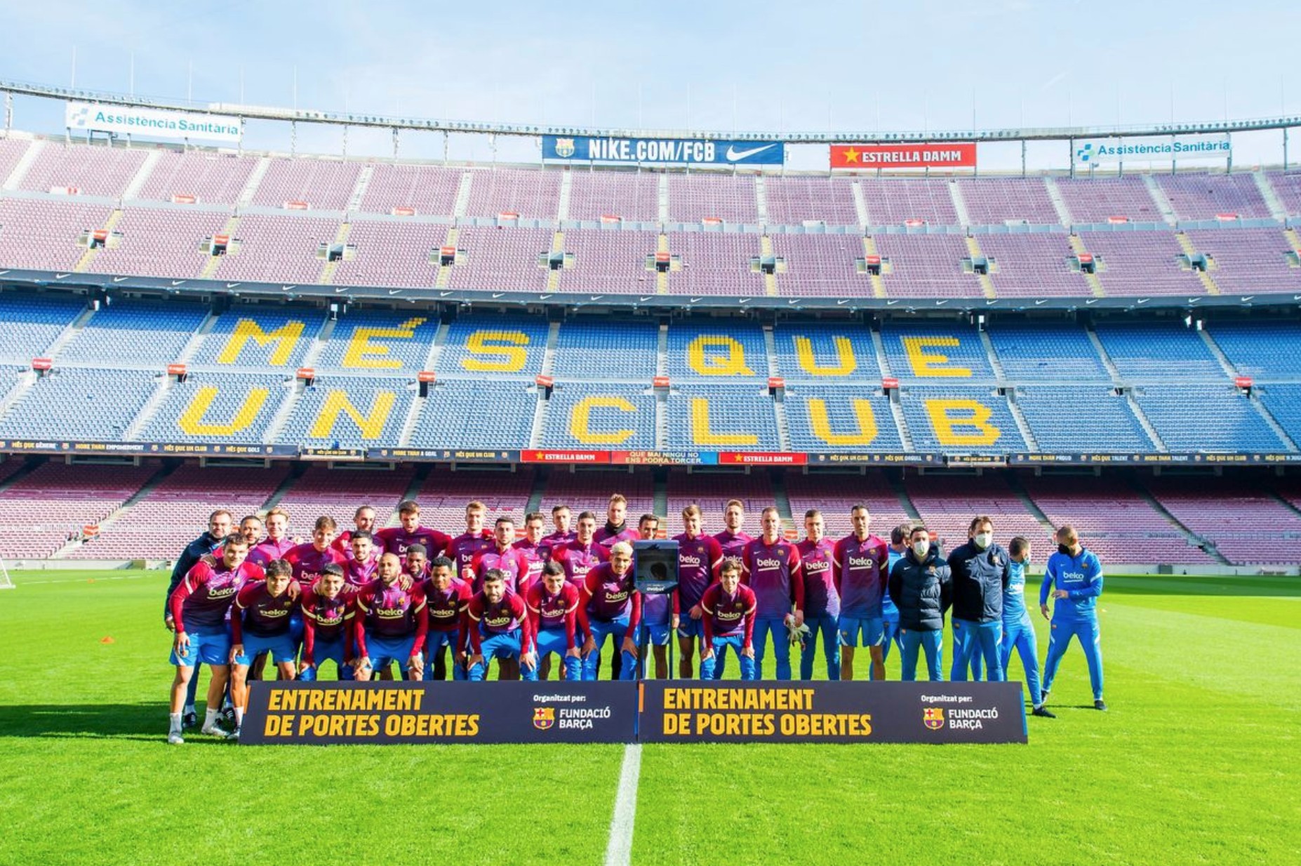 诺坎普公开训练结束后巴萨全队拍摄全家福合影留念