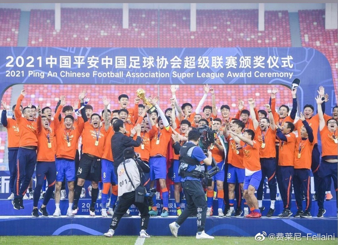 费莱尼个人社媒晒照庆夺冠2021中超冠军全力备战足协杯