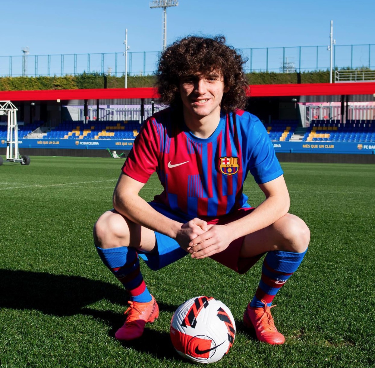 跃跃欲试法比奥布兰科晒进入巴萨b队更衣室照片