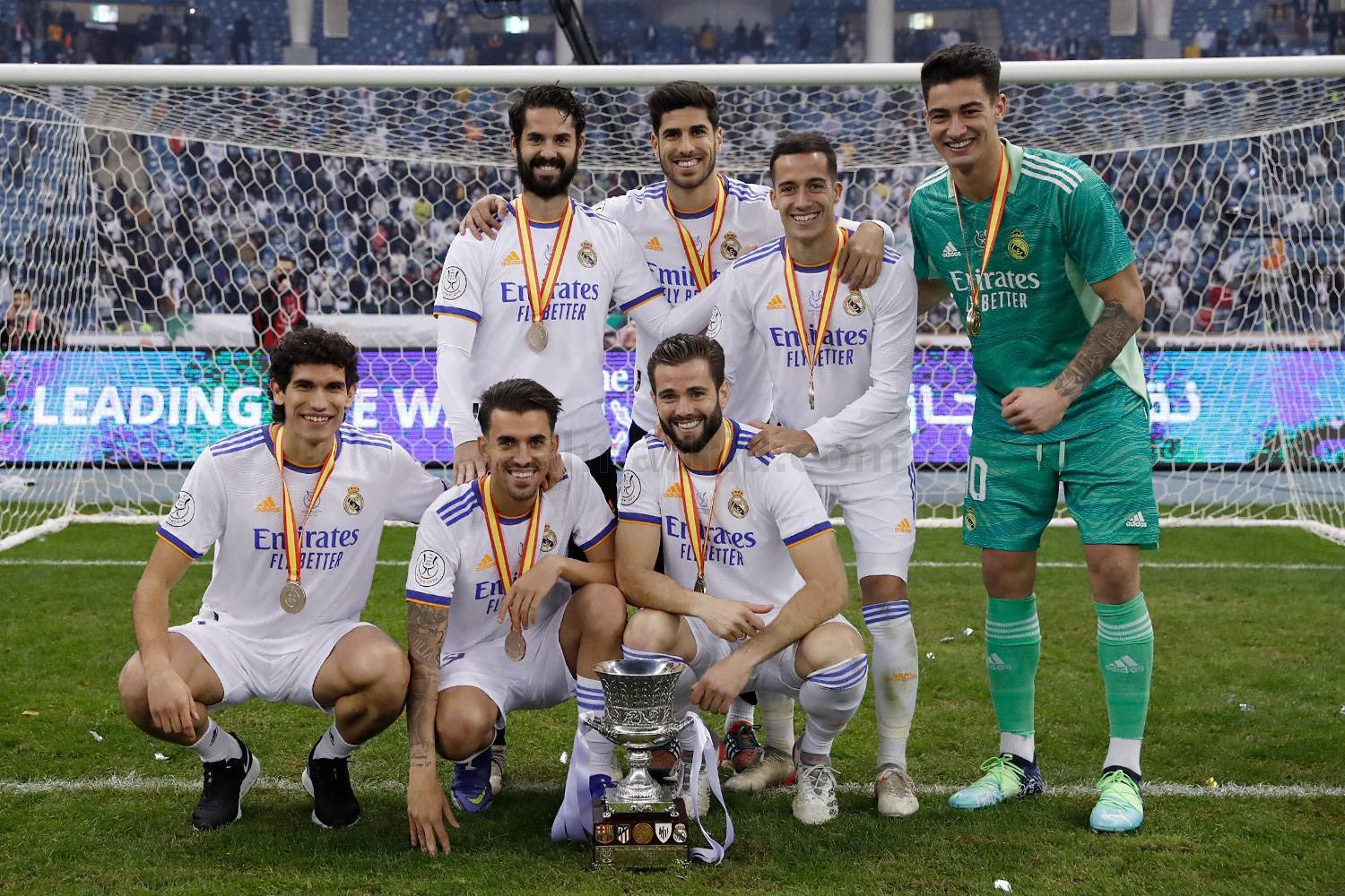 皇马西超杯夺冠队内西班牙帮球场合影留念