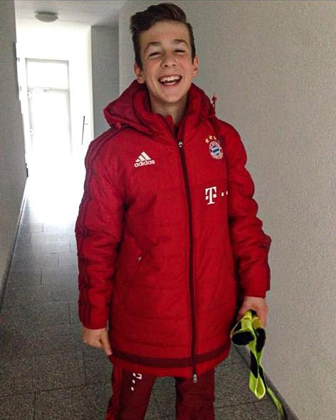 10岁加入拜仁的施内勒尔续约拜仁晒出他小时候与莱万的合影