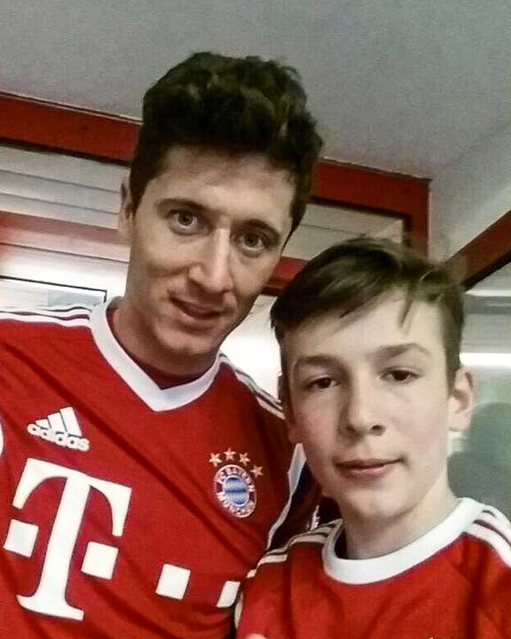 10岁加入拜仁的施内勒尔续约拜仁晒出他小时候与莱万的合影