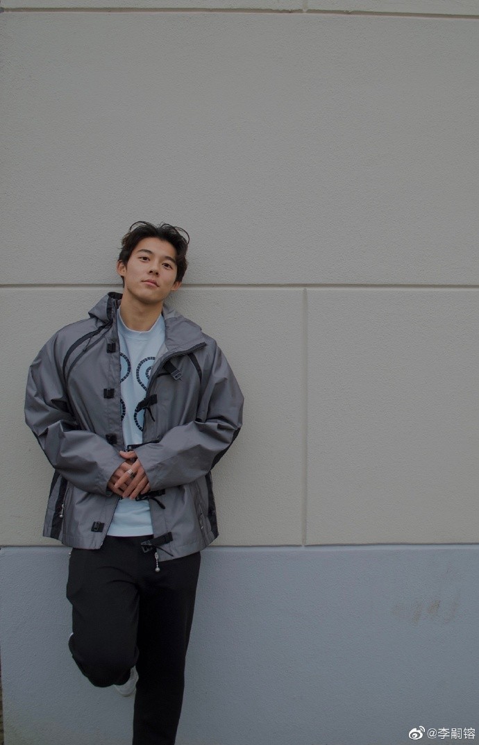 目前,李嗣镕正在荷兰海牙俱乐部的u18梯队效力.