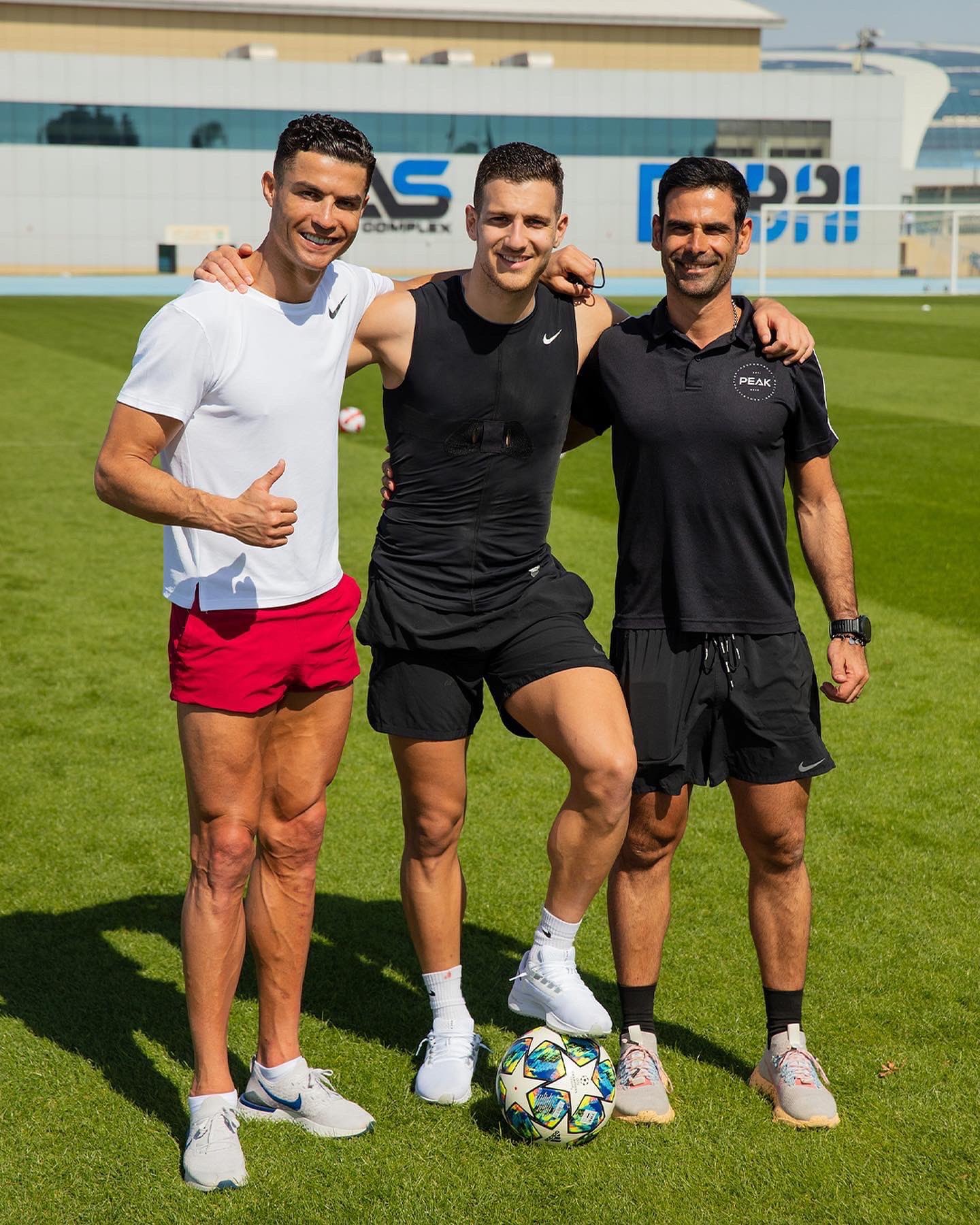 正在迪拜训练的达洛特更新了社交媒体,他晒出了与曼联队友c罗的合照