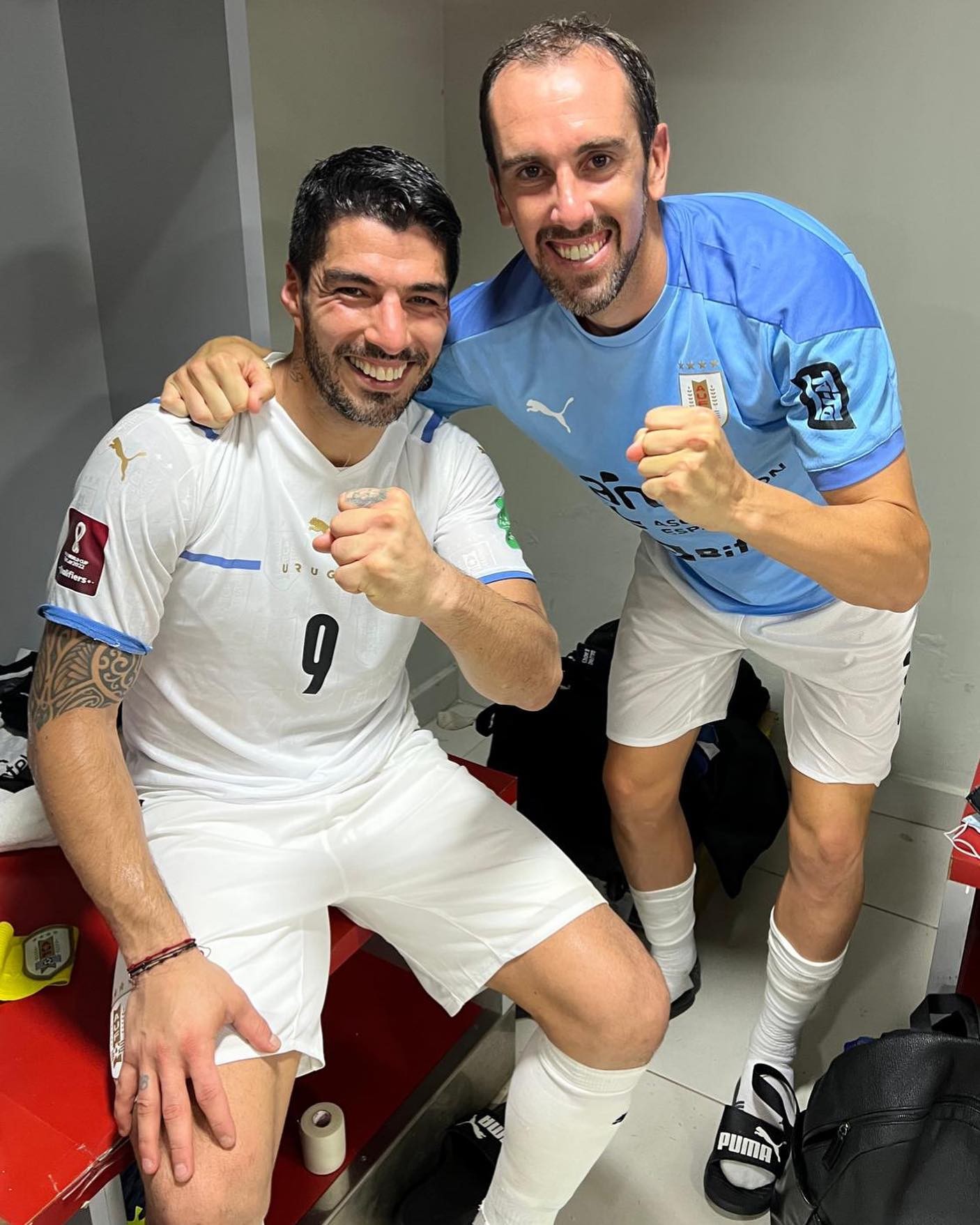 进球者助攻者苏亚雷斯晒与戈丁合照庆祝世预赛取胜