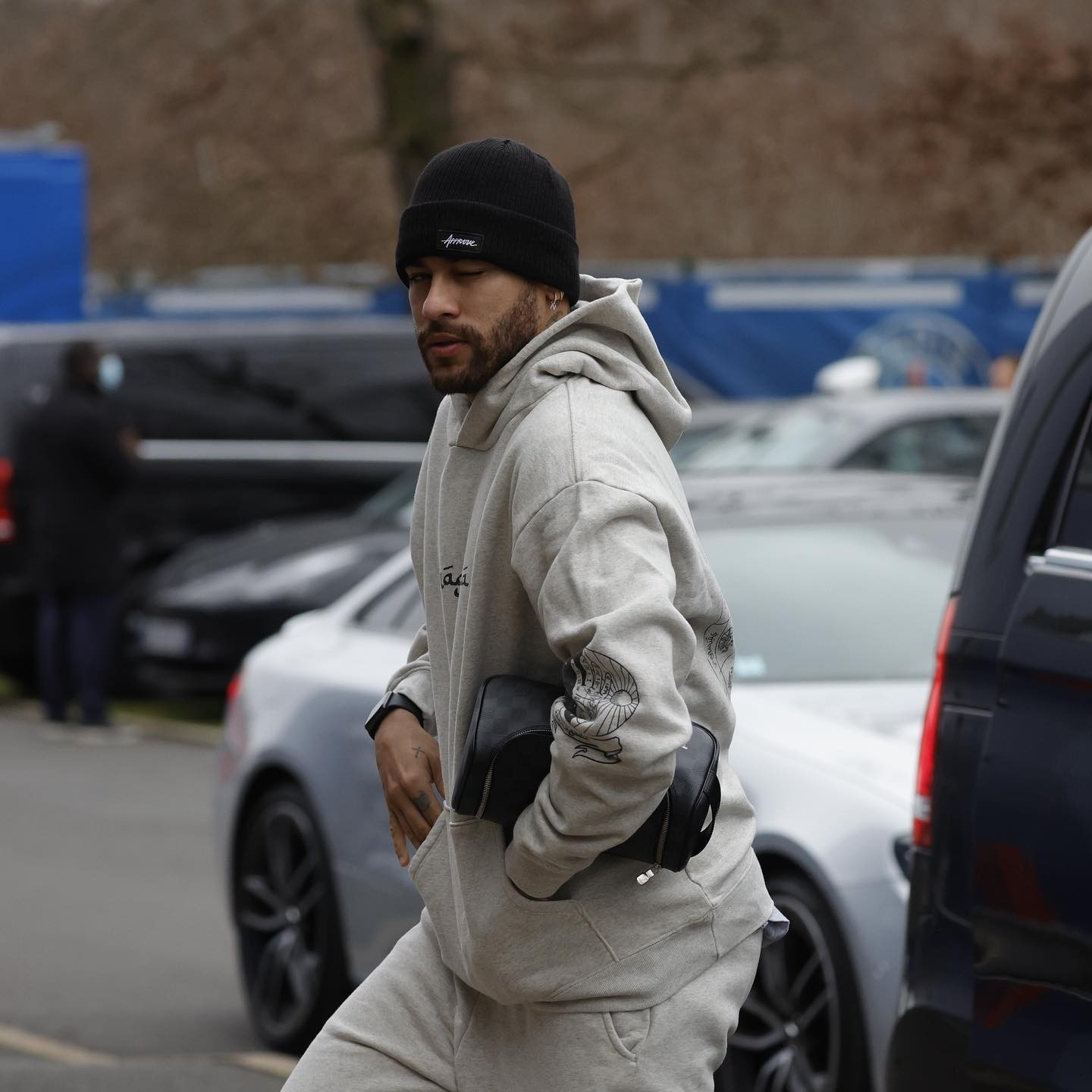 一身灰色装扮内马尔晒抵达巴黎训练基地照片