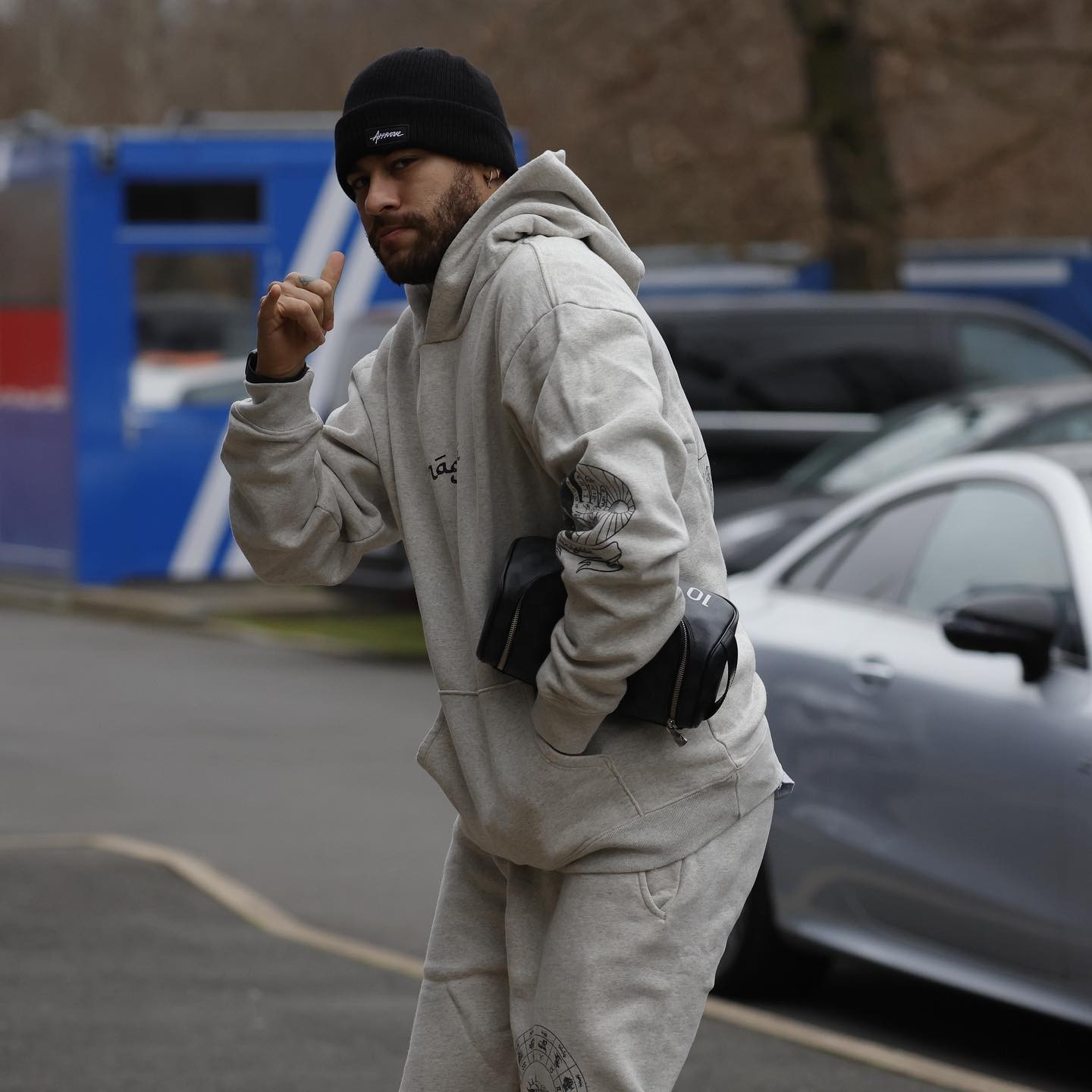 一身灰色装扮内马尔晒抵达巴黎训练基地照片