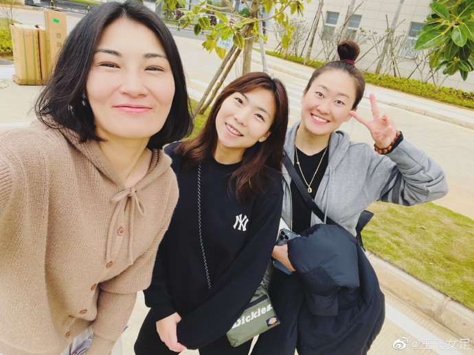 新年练起来王飞与吴海燕古雅沙相聚海口