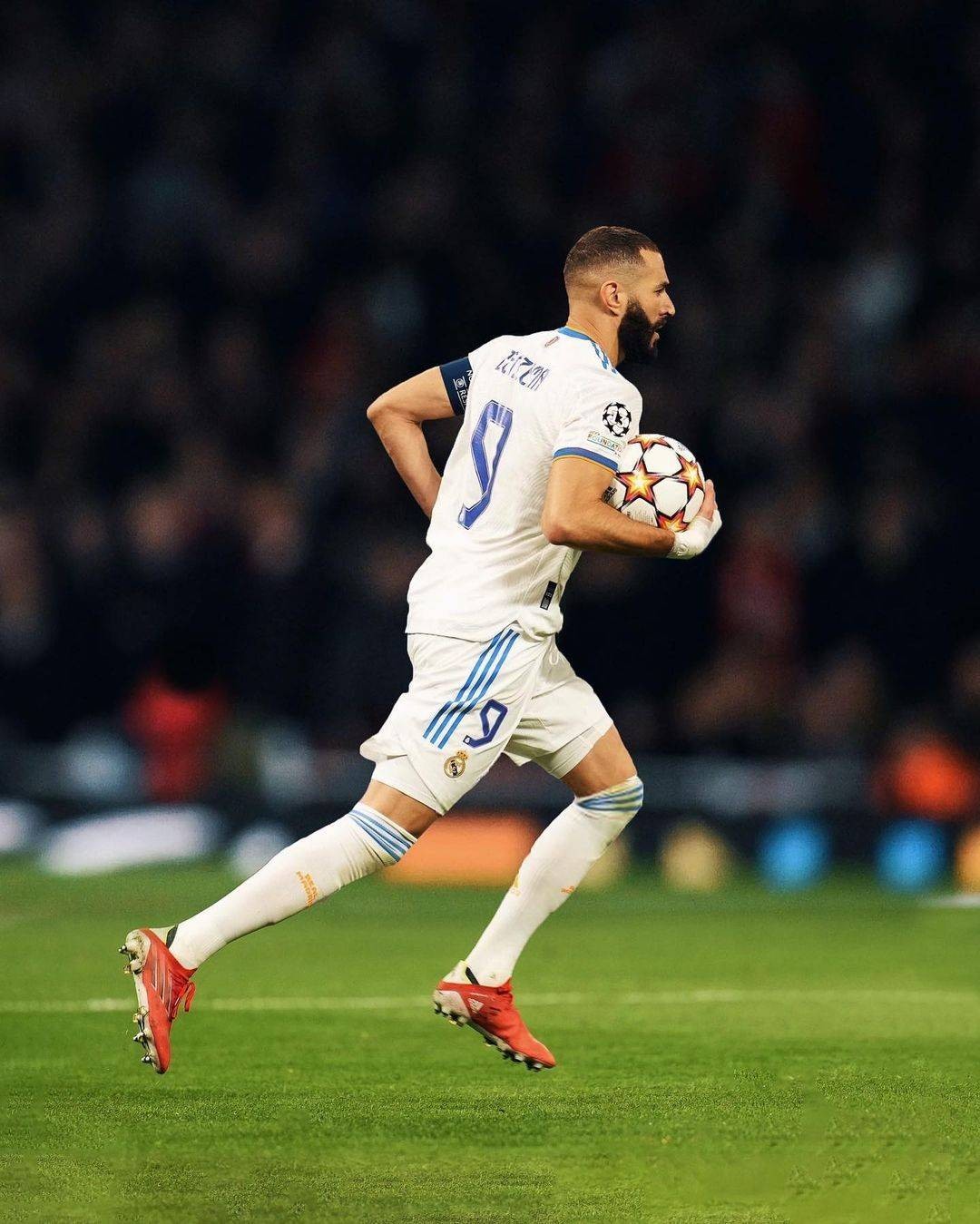 法媒担心未来失去位置本泽马希望在下个月与高层展开会谈