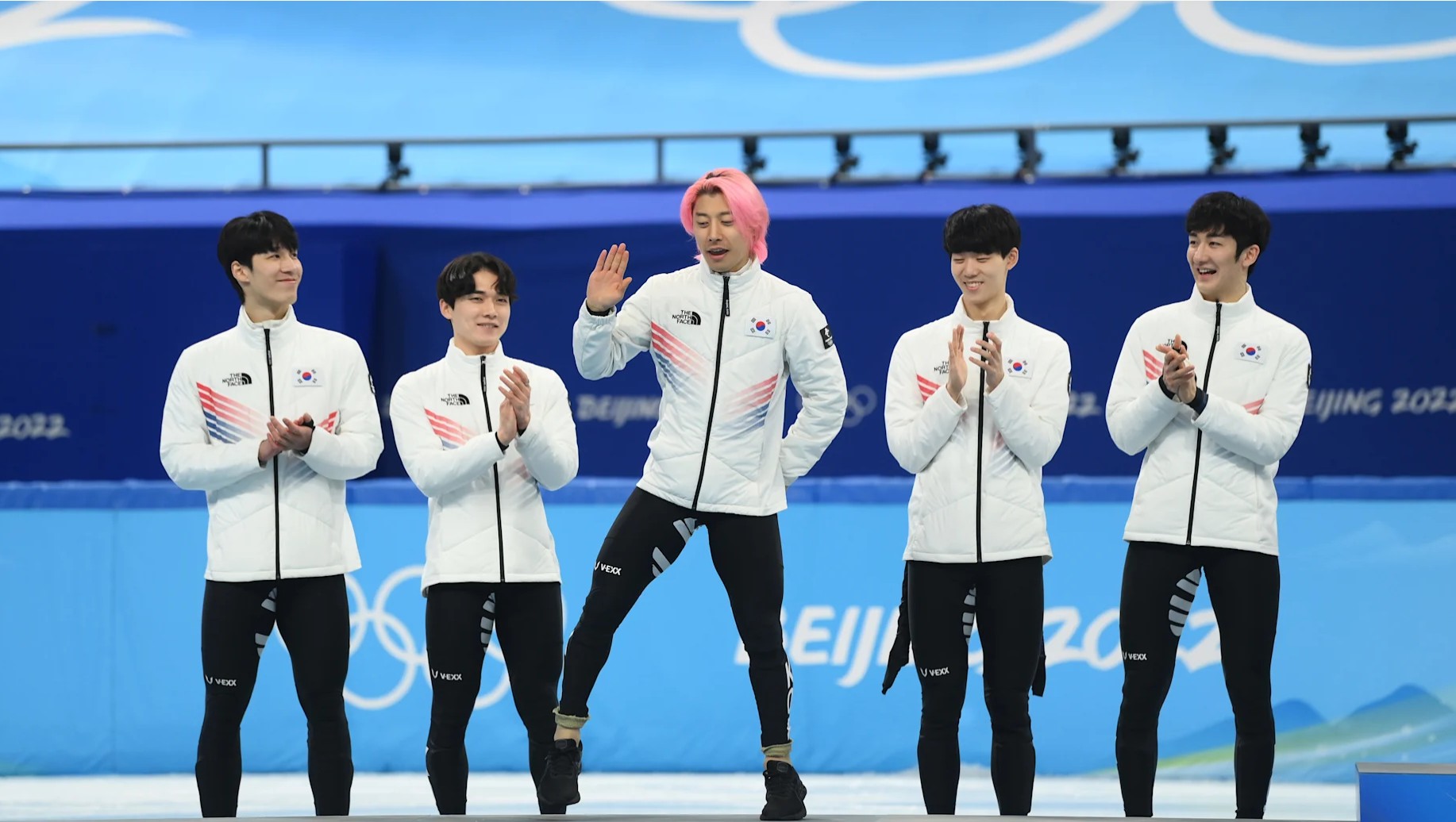 秀男团招牌动作韩国选手用舞姿登上男子5000米接力颁奖台