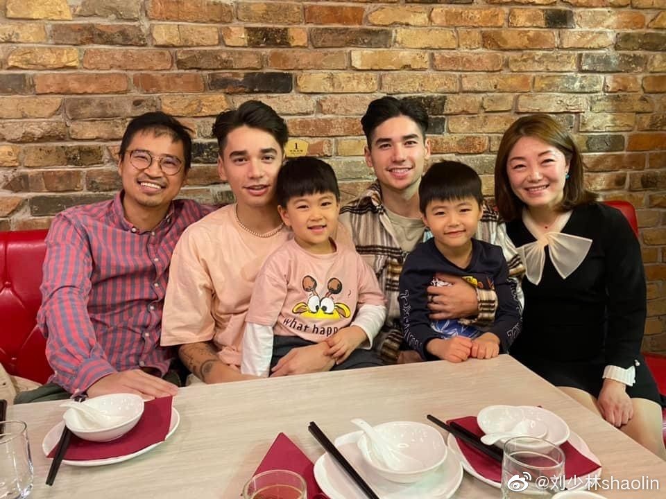 刘少林晒全家聚餐照片到家了抓住机会就跟家里人吃口饭