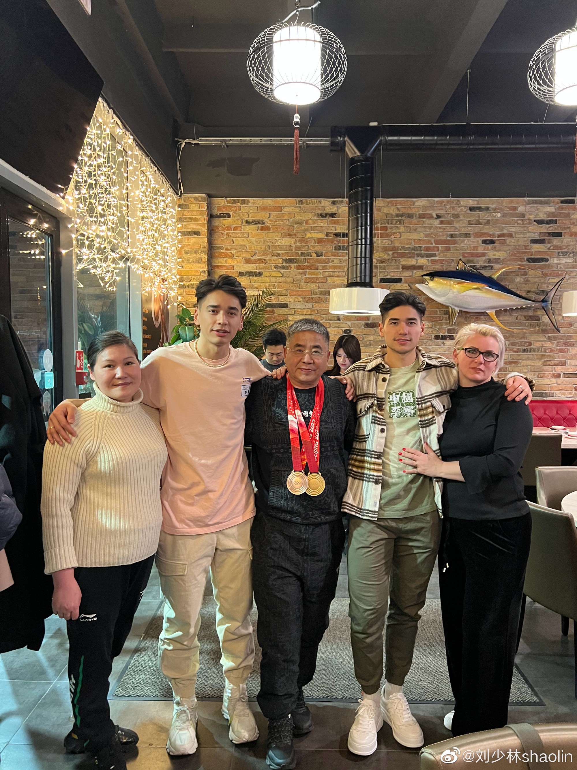 刘少林晒全家聚餐照片到家了抓住机会就跟家里人吃口饭