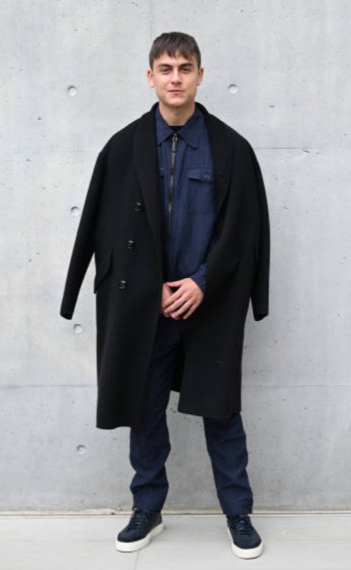 真是郎才女貌迪巴拉携女友一同出席米兰秋冬时装周