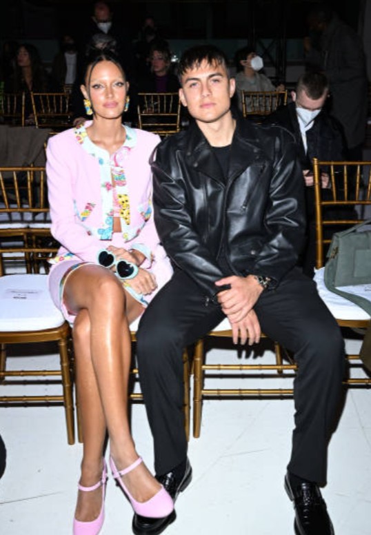 真是郎才女貌迪巴拉携女友一同出席米兰秋冬时装周