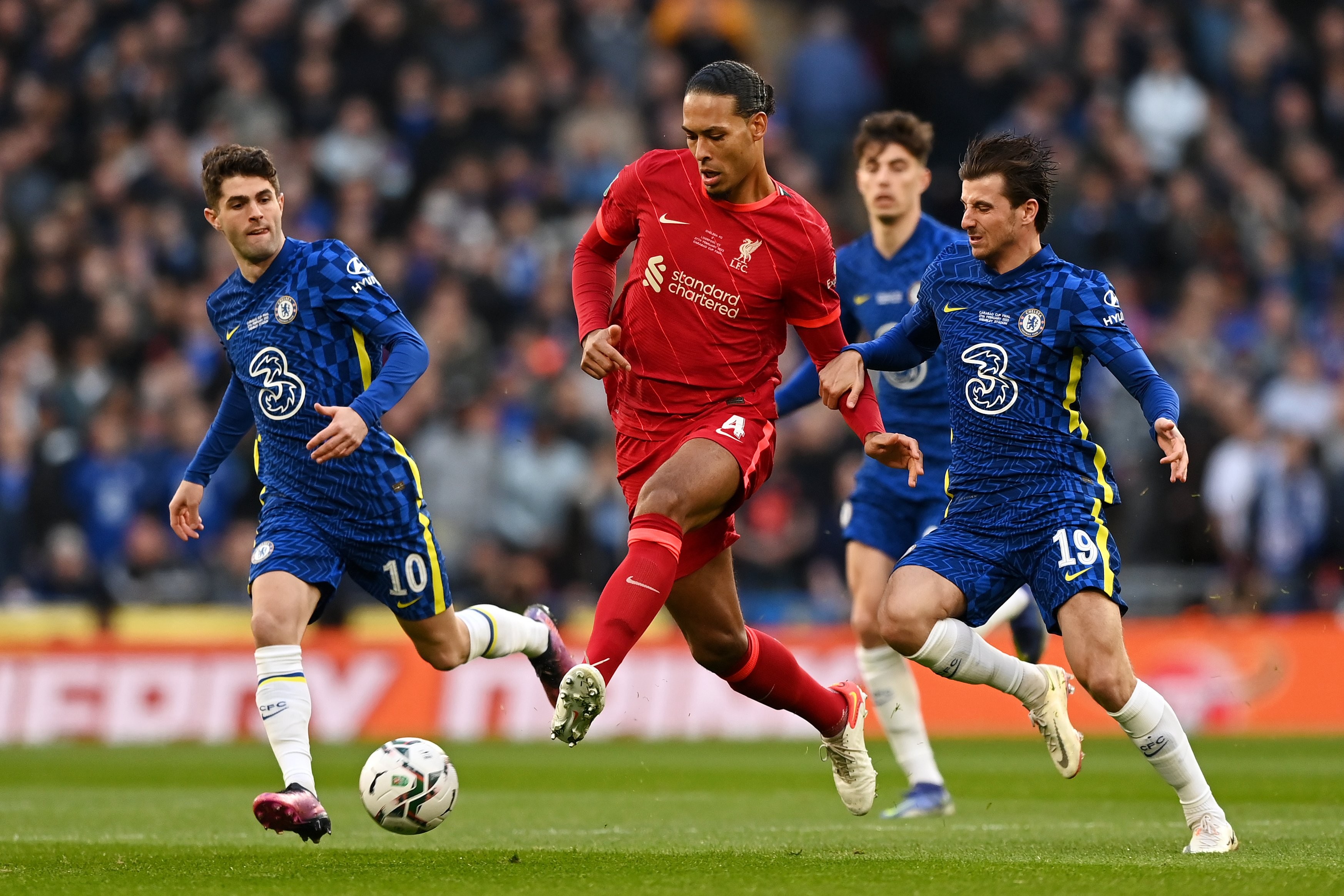 掌握制空权范戴克英联杯决赛上半场4次争顶全部成功