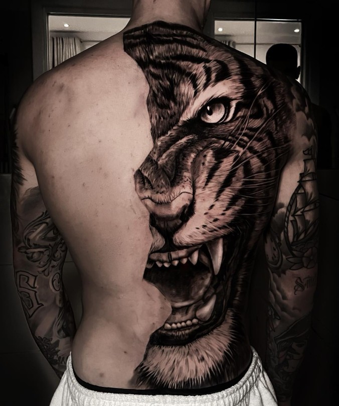 知名文身师晒蓝鹰扎卡尼霸气文身他曾为多位大牌球员服务过