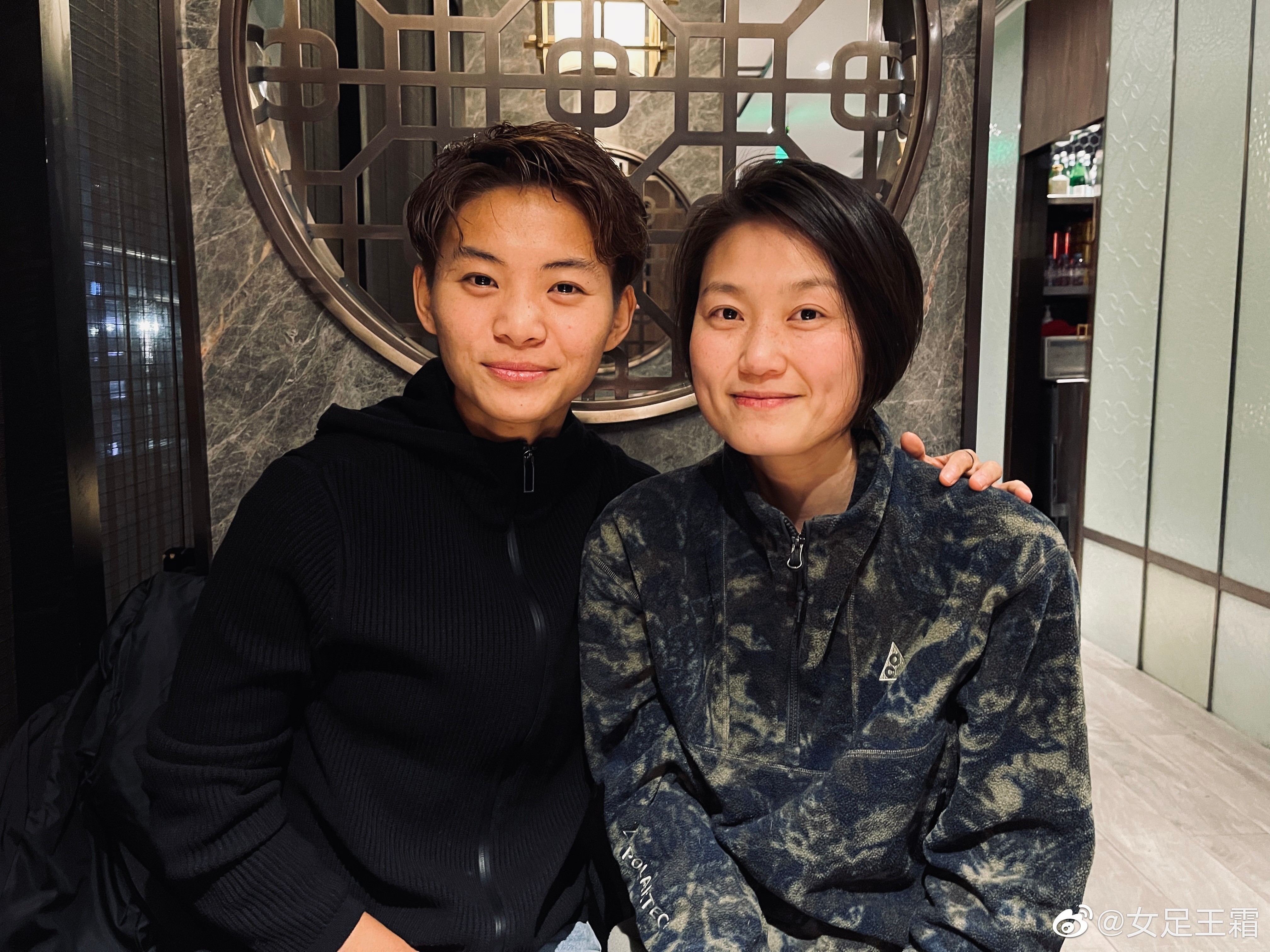 王霜与搜救飞行员宋寅聚餐合影舒克舒克我是贝塔