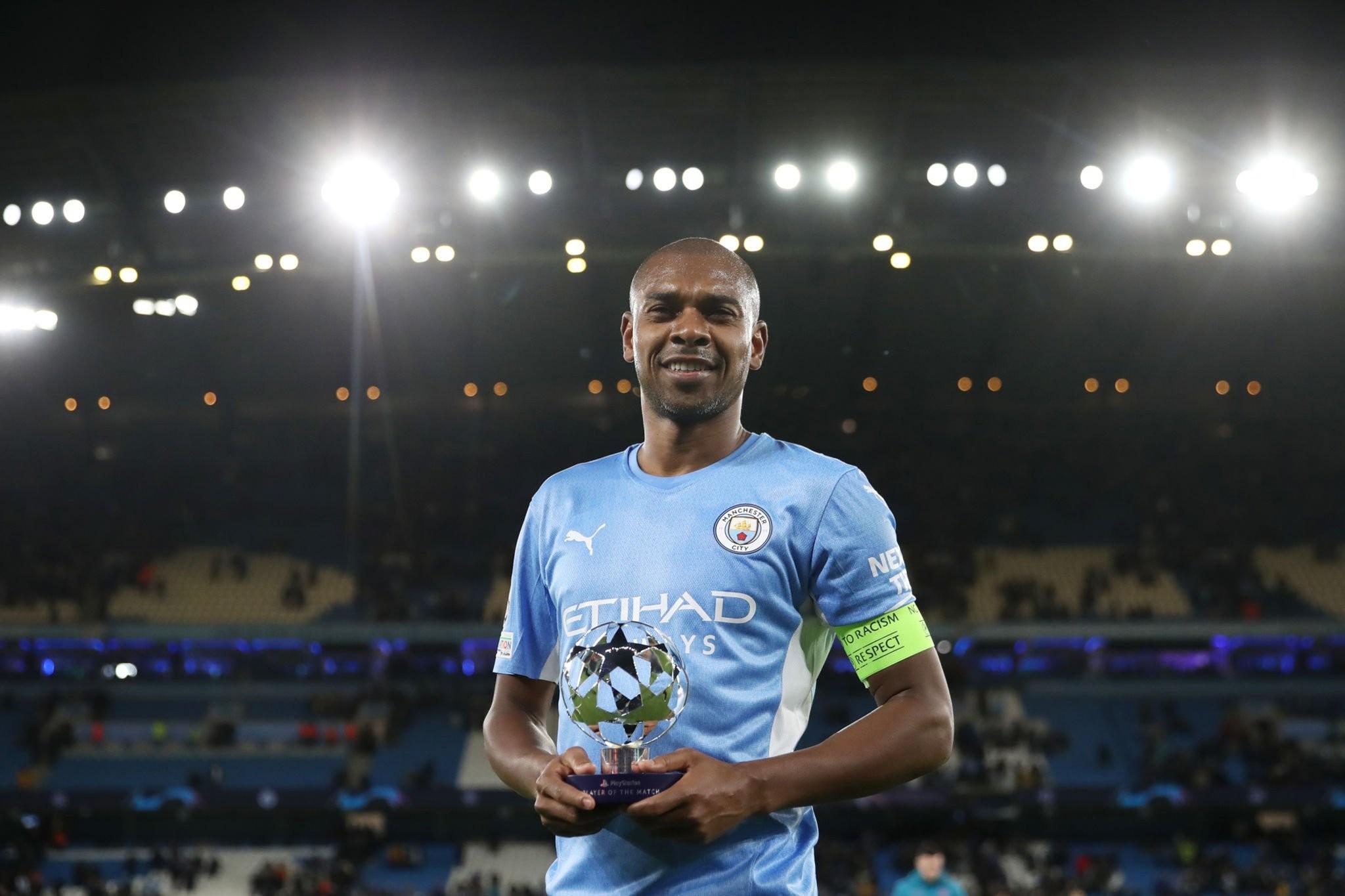 官方费尔南迪尼奥当选曼城vs葡萄牙体育全场最佳球员