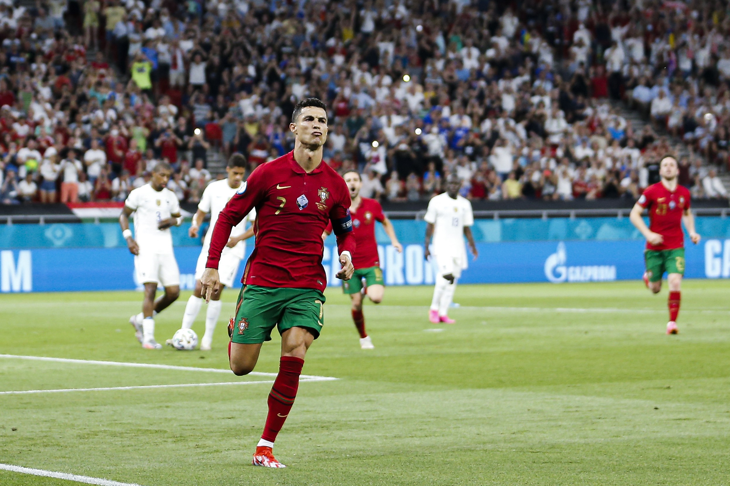 c罗成为历史最佳射手葡萄牙国家队送祝贺