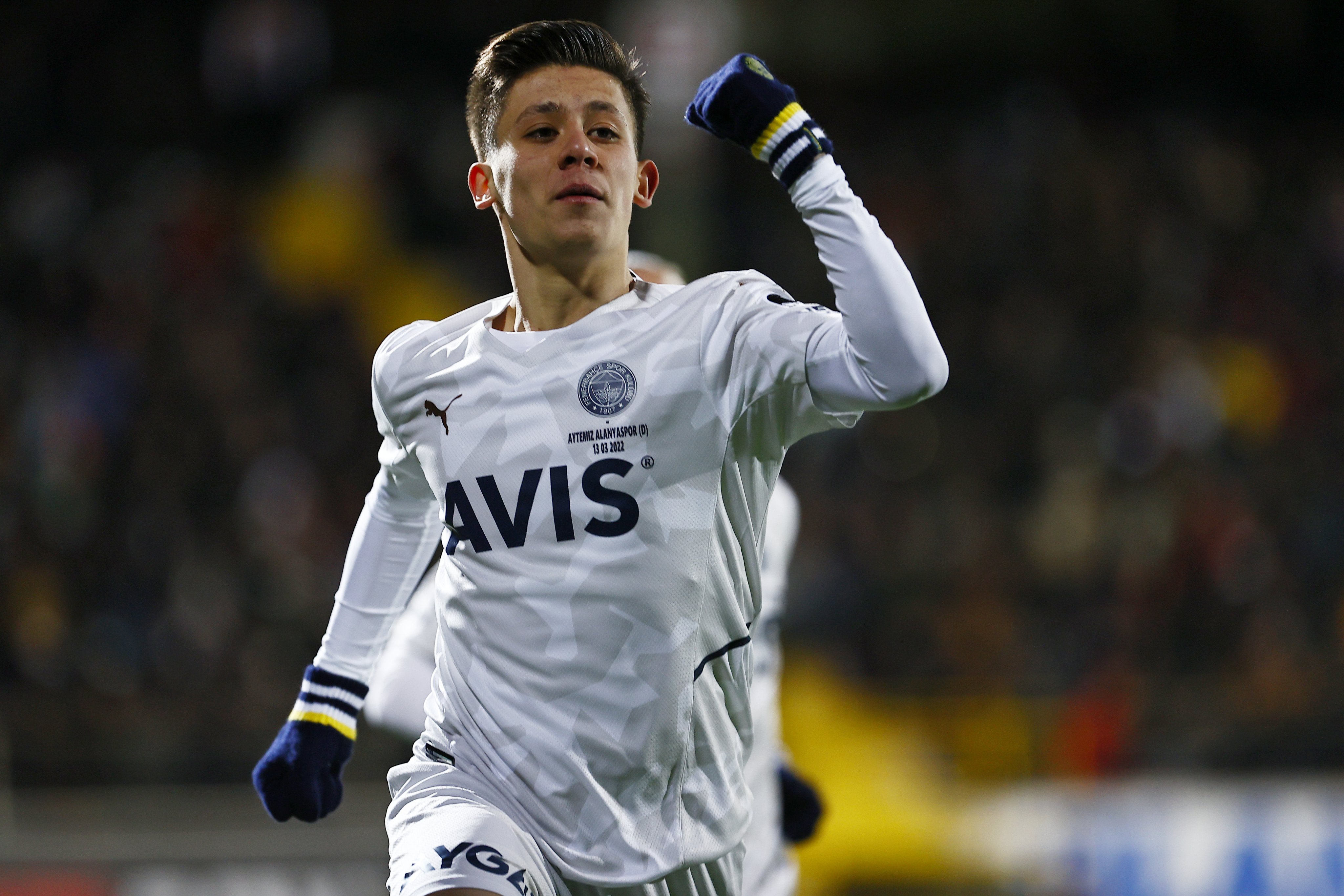 继续淘宝每体巴萨关注费内巴切17岁中场小将居莱尔