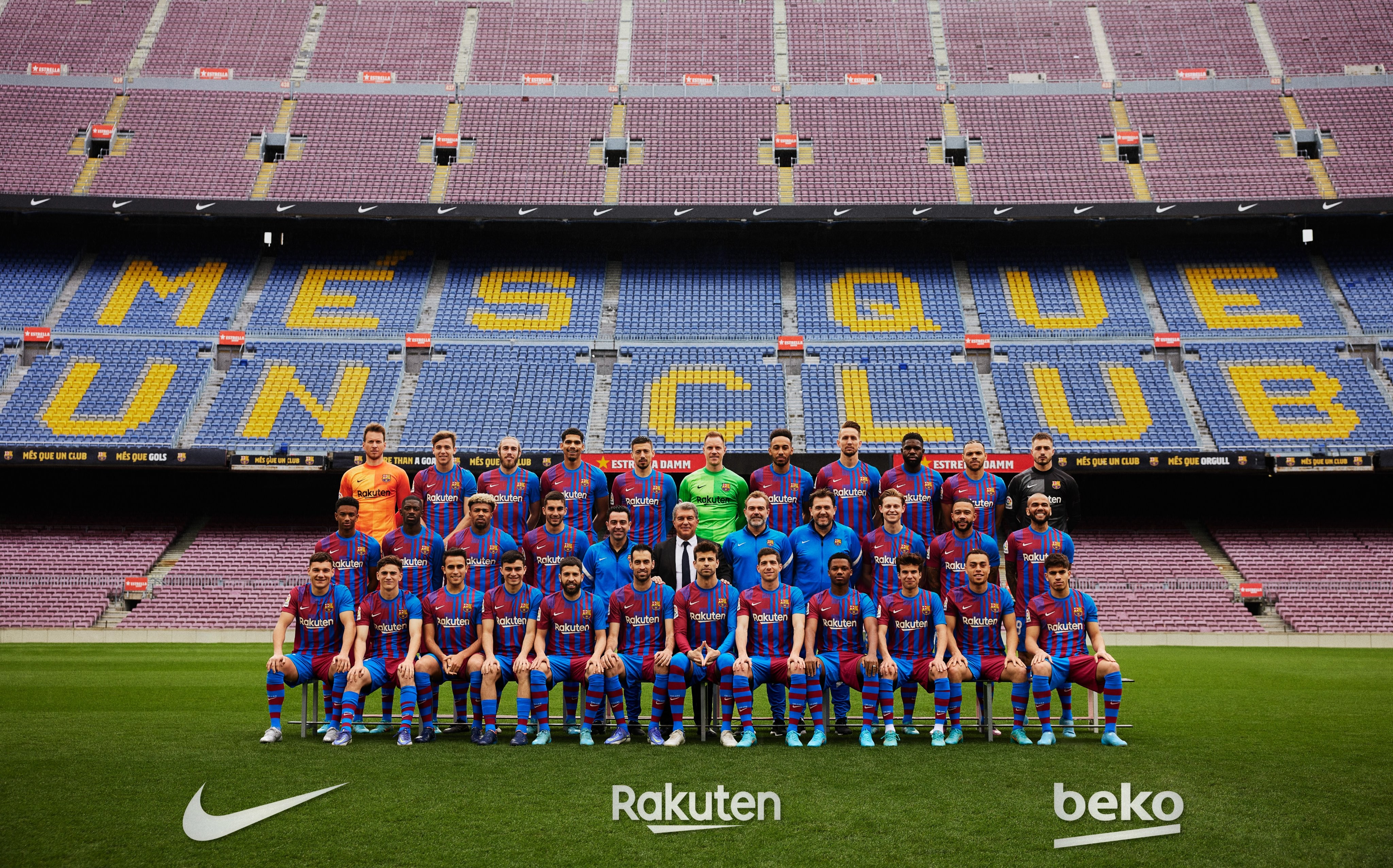 在巴萨拍摄全家福时,也足以看出他们对于法蒂的重视,他坐在第一排靠