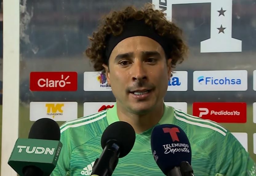 为了平息球迷的质疑,球队门将奥乔亚在接受采访时表达了对主帅的信心.