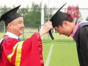 绿茵场上的毕业典礼：苏州大学为守门员纪振勇特别拨穗
