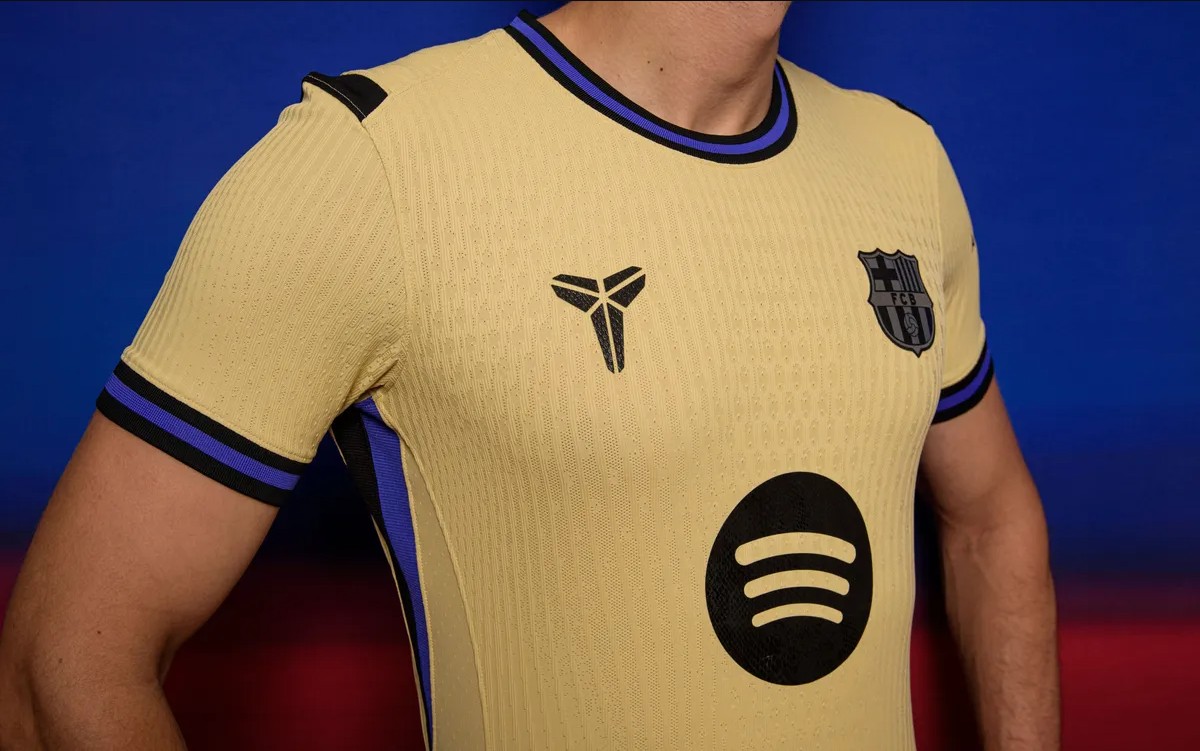 巴萨发布二客球衣：金色底+黑配饰含科比剑鞘标志_爱奇艺体育网