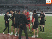  <p>足球场突发意外胡靖苏醒旧主送暖</p>