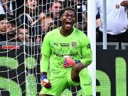 日本门将铃木彩艳手部骨折将手术预计伤缺三月