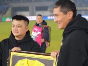 邵佳一执掌国足帅印青岛西海岸温情送别